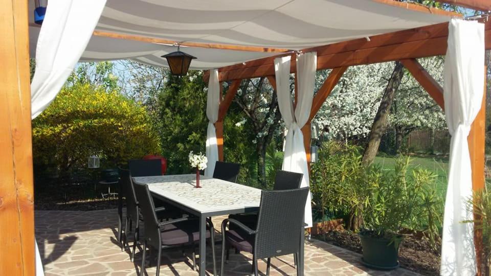 Fueloep Villa Apartmanhaz Balatonszepezd Exterior foto