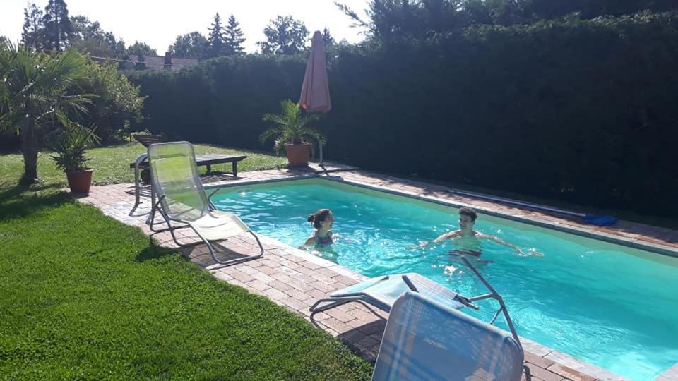 Fueloep Villa Apartmanhaz Balatonszepezd Exterior foto
