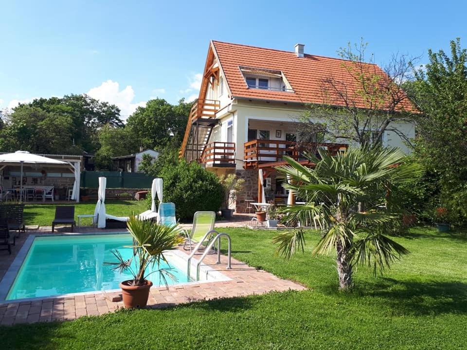 Fueloep Villa Apartmanhaz Balatonszepezd Exterior foto
