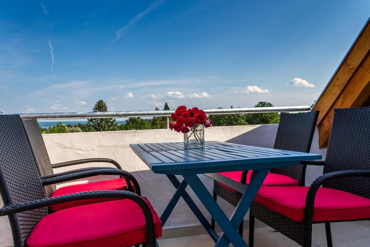 Fueloep Villa Apartmanhaz Balatonszepezd Exterior foto