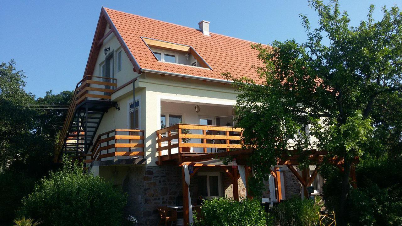 Fueloep Villa Apartmanhaz Balatonszepezd Exterior foto