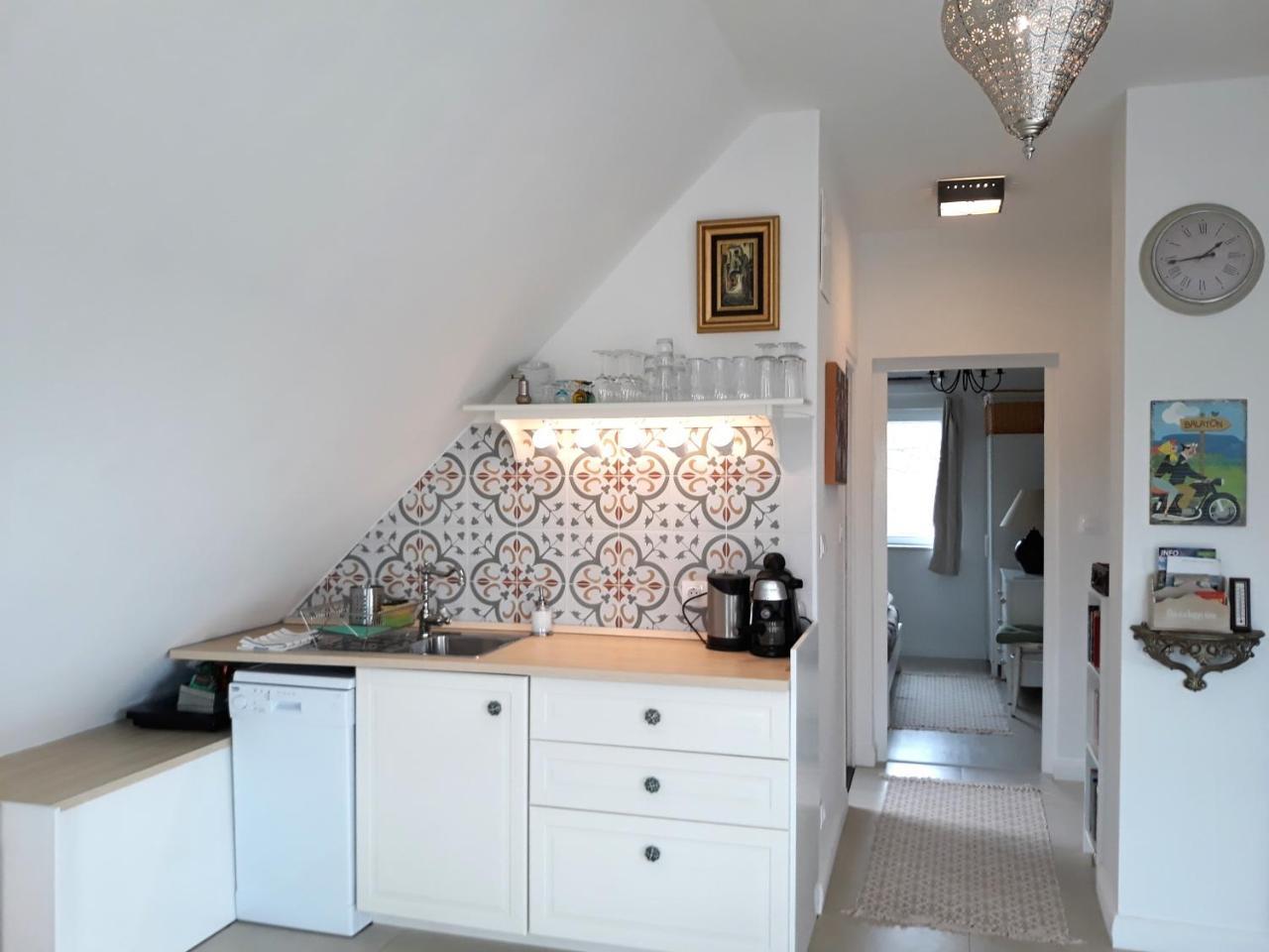 Fueloep Villa Apartmanhaz Balatonszepezd Exterior foto