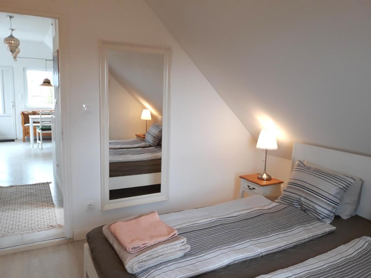 Fueloep Villa Apartmanhaz Balatonszepezd Exterior foto